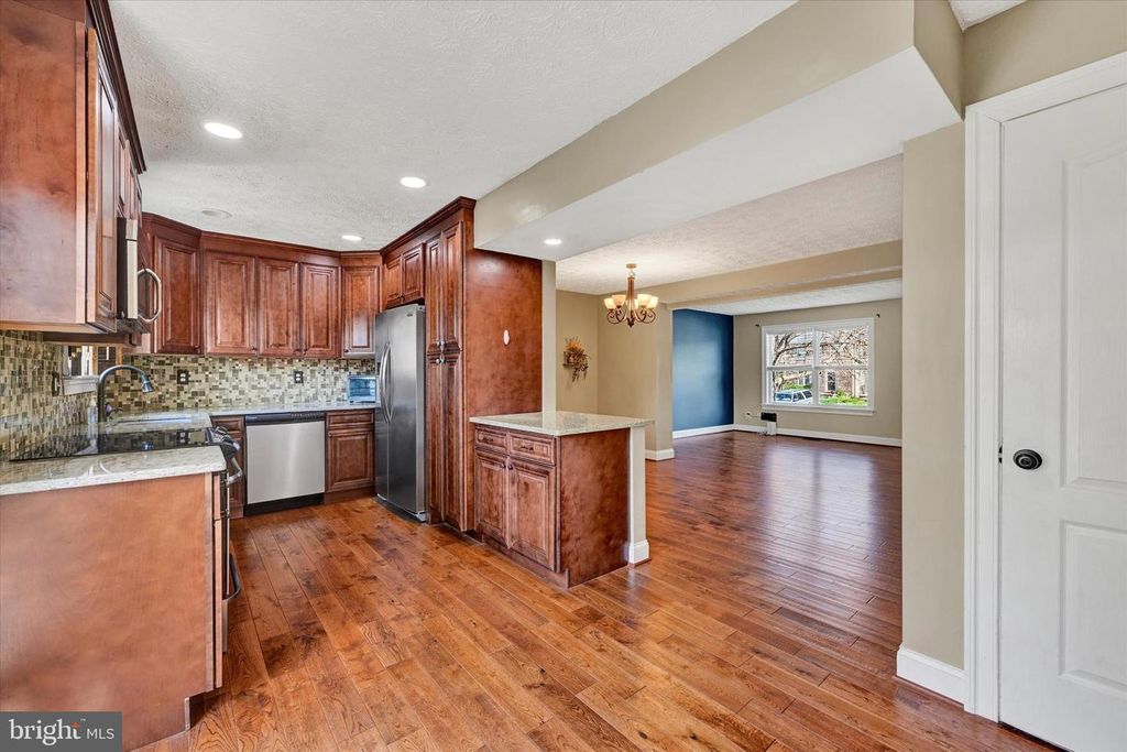 Image 5 of property listing at 19 DERWOOD CT, Parkville, MD 21234