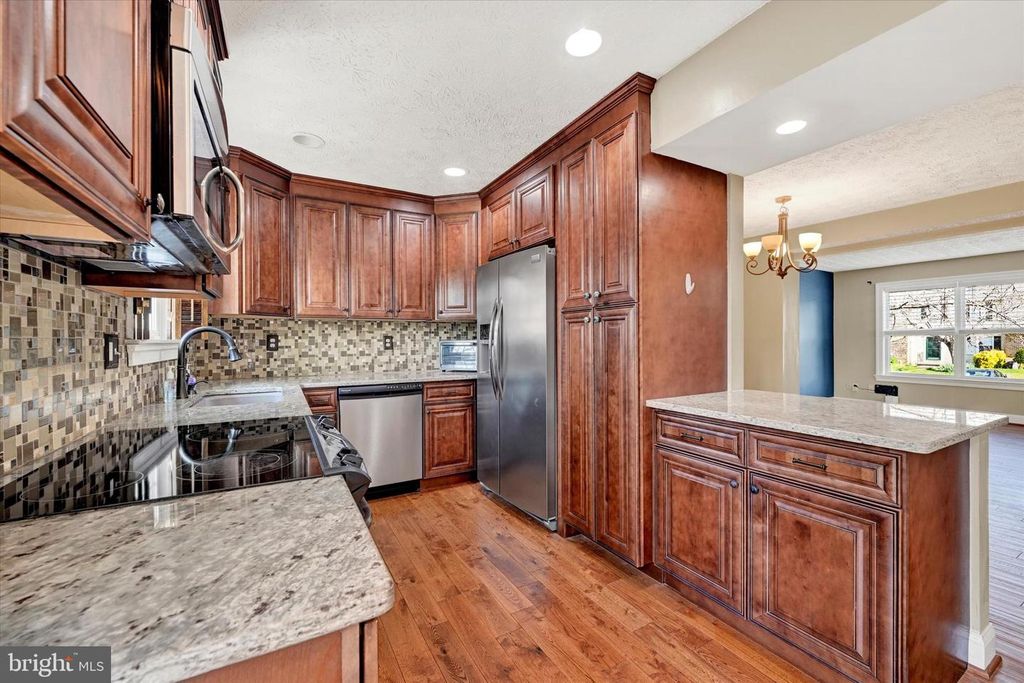 Image 6 of property listing at 19 DERWOOD CT, Parkville, MD 21234