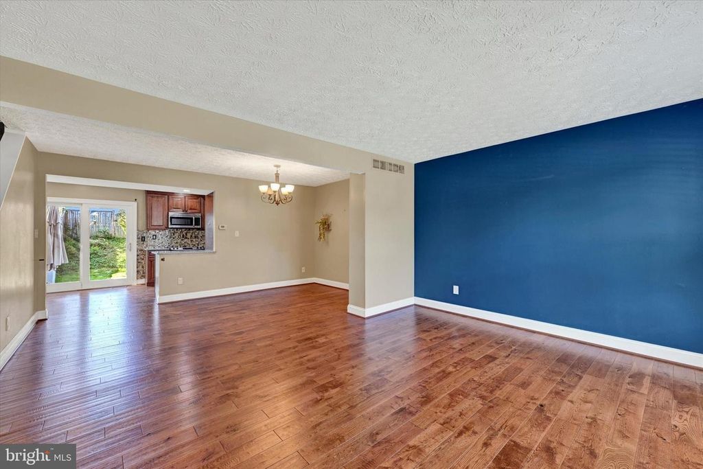 Image 7 of property listing at 19 DERWOOD CT, Parkville, MD 21234