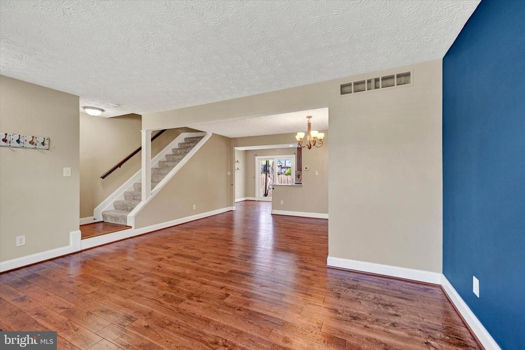 Image 8 of property listing at 19 DERWOOD CT, Parkville, MD 21234