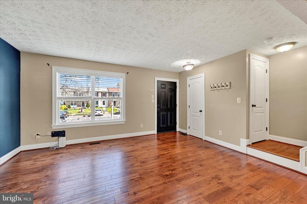 Image 9 of property listing at 19 DERWOOD CT, Parkville, MD 21234