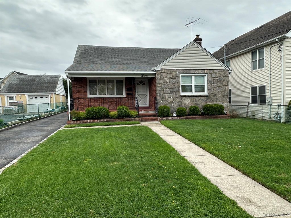 12 Smith Street, Glen Cove, NY 11542