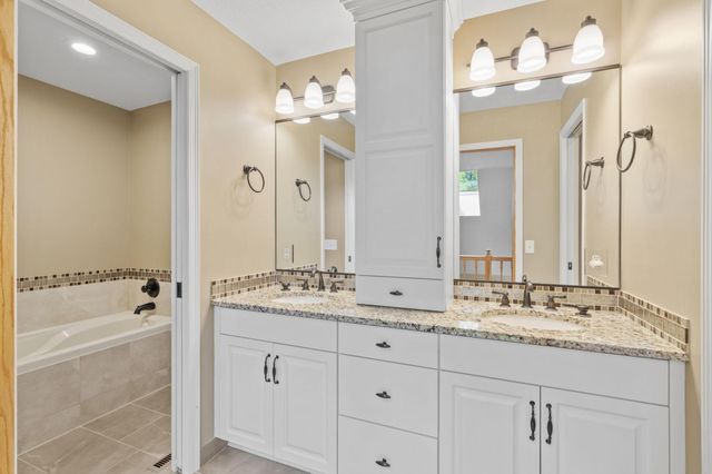 6210 Deerwood Circle N, Plymouth, MN 55442