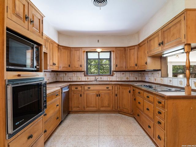 104 Herweck Drive, Castle Hills, TX 78213