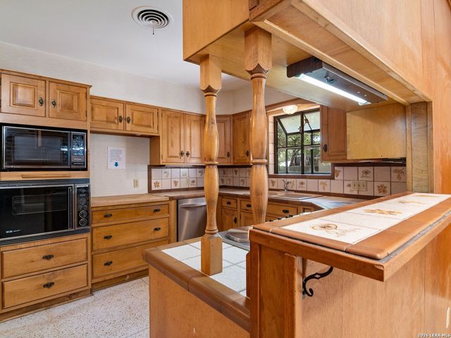 104 Herweck Drive, Castle Hills, TX 78213