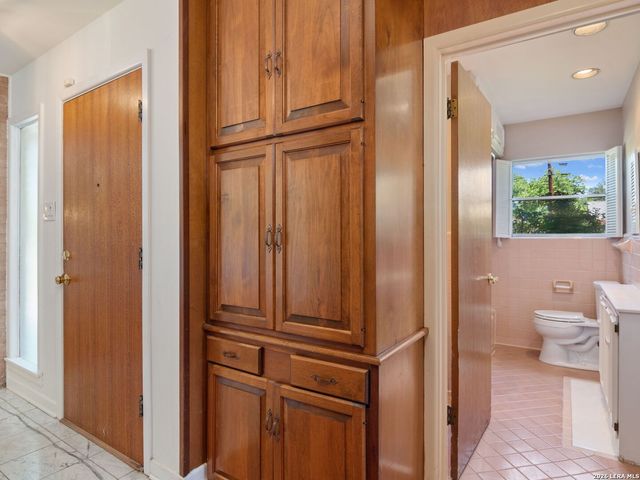 104 Herweck Drive, Castle Hills, TX 78213