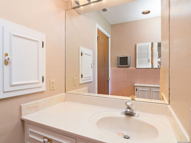 104 Herweck Drive, Castle Hills, TX 78213