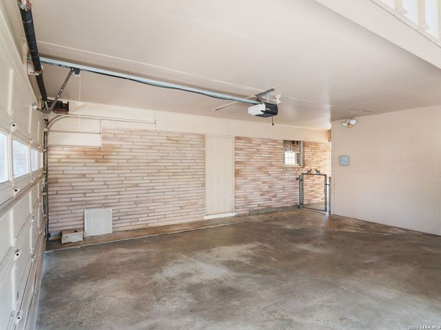 104 Herweck Drive, Castle Hills, TX 78213