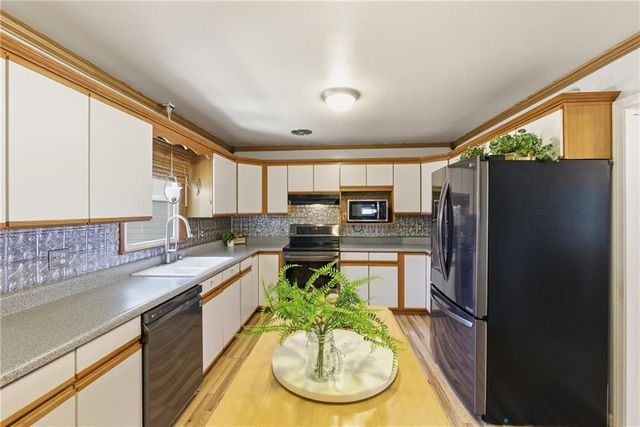12105 E 41st Street, Independence, MO 64052