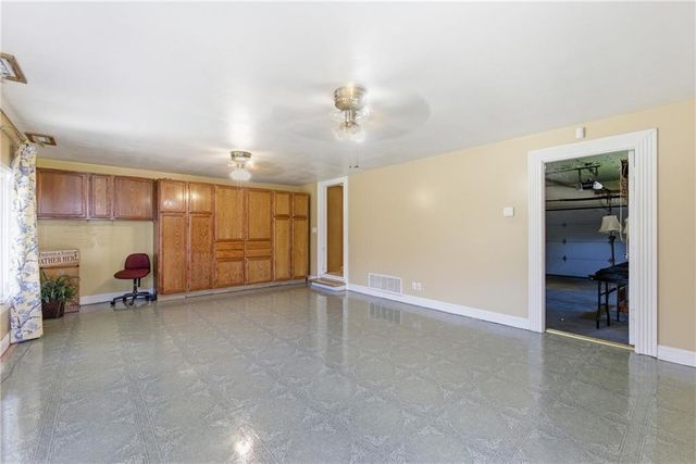 12105 E 41st Street, Independence, MO 64052