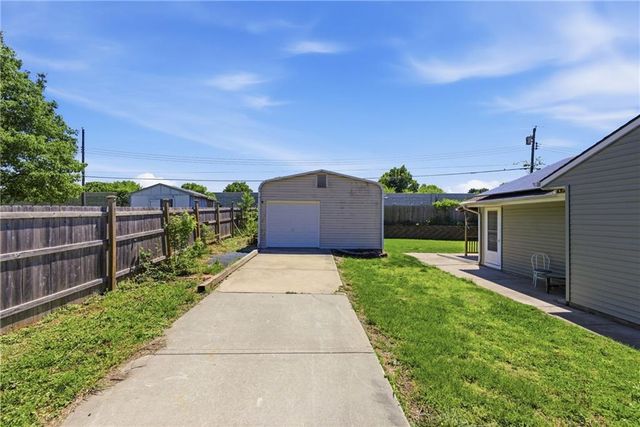12105 E 41st Street, Independence, MO 64052