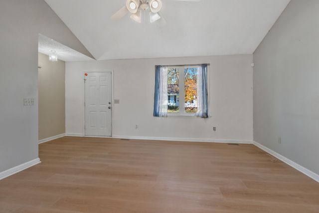 104 Edgehill Ln, Hendersonville, TN 37075