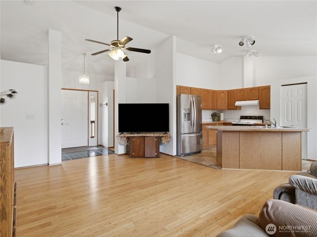 18828 Loganberry Street SW, Rochester, WA 98579