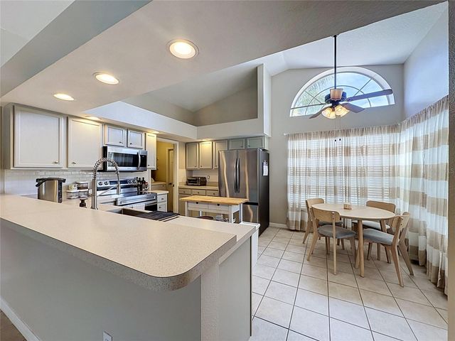 866 KNIGHTSBRIDGE CIR, Davenport, FL 33896
