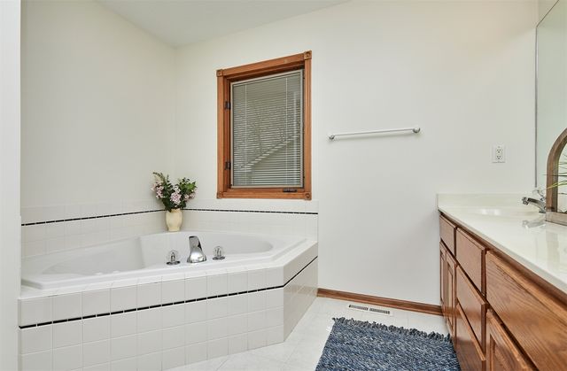 2360 NW 150th Street, Clive, IA 50325