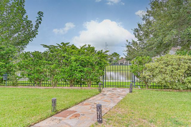 880 Shoal Pointe Lane, League City, TX 77573