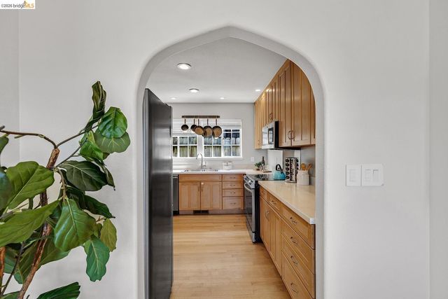 6344 Snake RD, Oakland, CA 94611