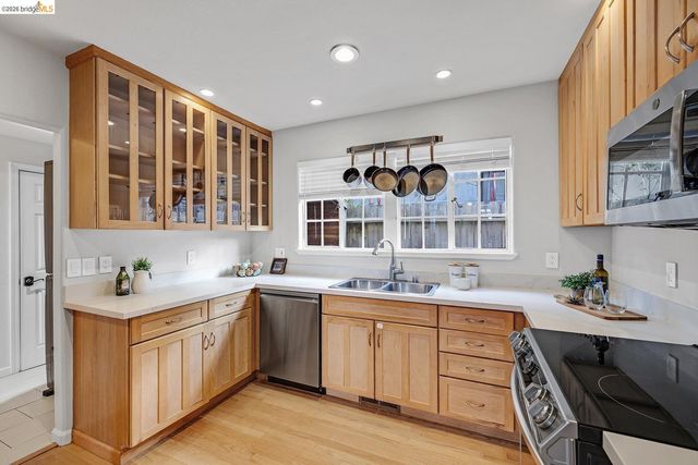 6344 Snake RD, Oakland, CA 94611