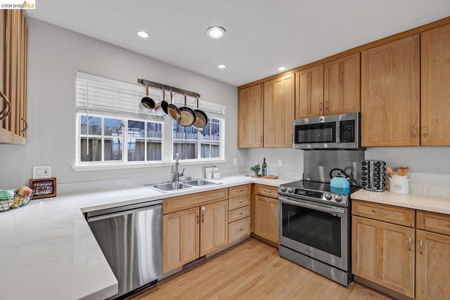 6344 Snake RD, Oakland, CA 94611