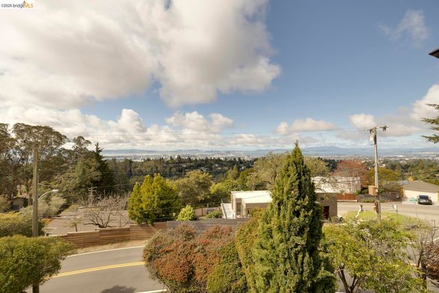 6344 Snake RD, Oakland, CA 94611