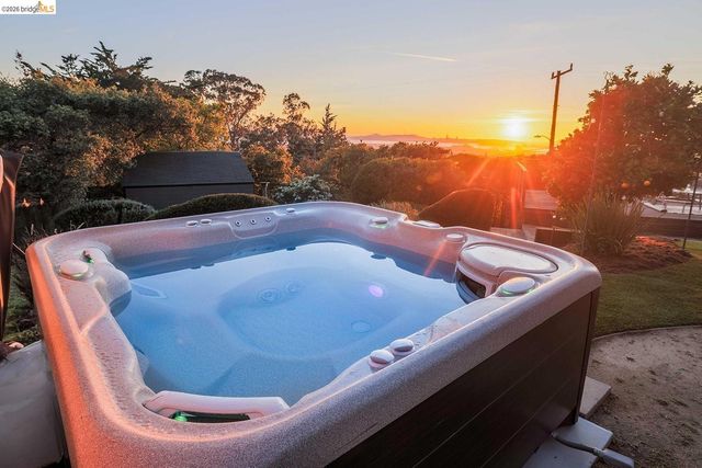 6344 Snake RD, Oakland, CA 94611