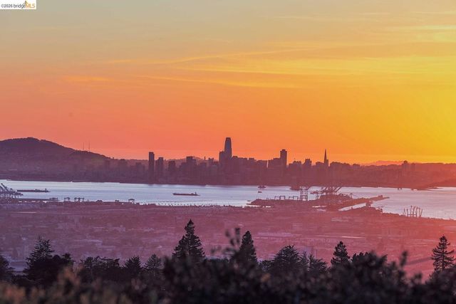 6344 Snake RD, Oakland, CA 94611