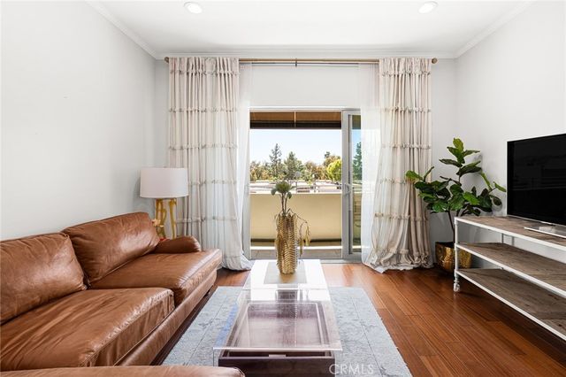 5016 Bakman 404, North Hollywood, CA 91601