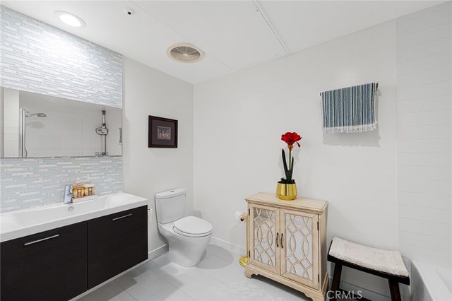 5016 Bakman 404, North Hollywood, CA 91601