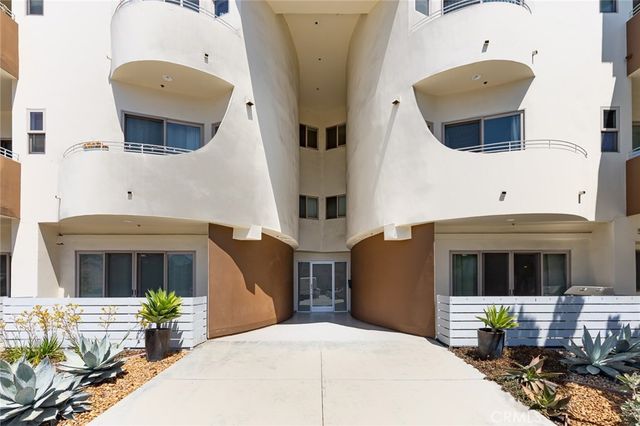 5016 Bakman 404, North Hollywood, CA 91601