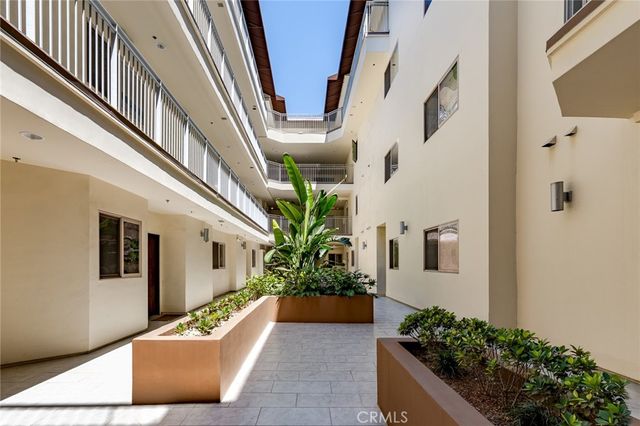 5016 Bakman 404, North Hollywood, CA 91601