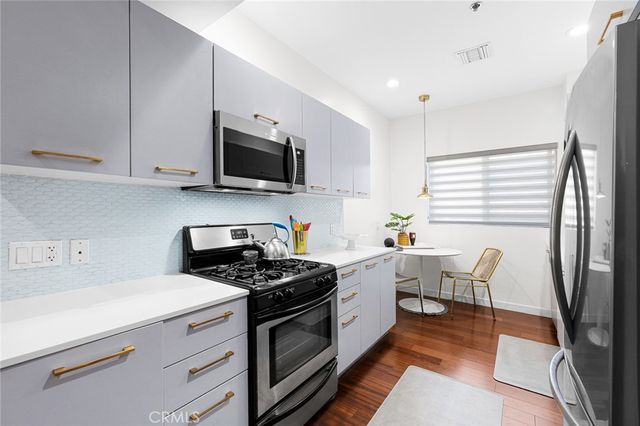 5016 Bakman 404, North Hollywood, CA 91601