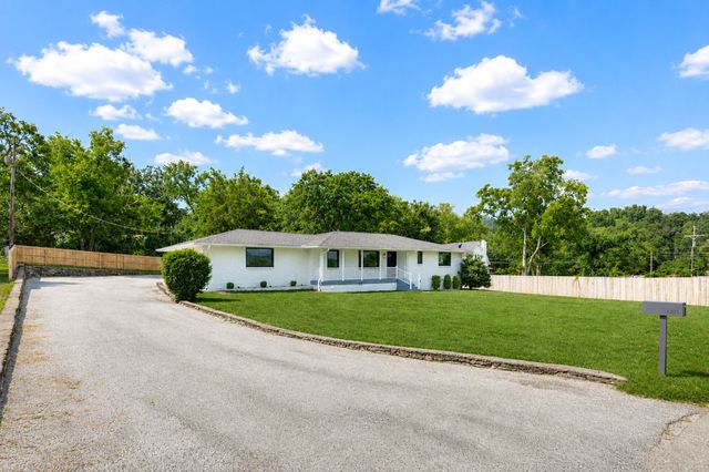 1205 Saint Marys Ln, Nashville, TN 37218
