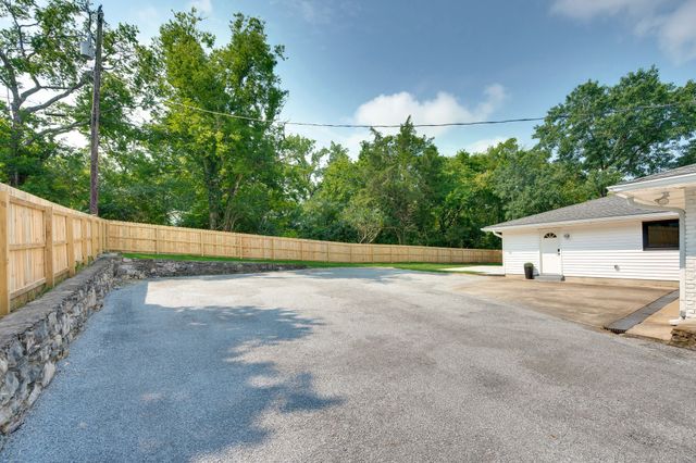 1205 Saint Marys Ln, Nashville, TN 37218