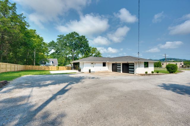 1205 Saint Marys Ln, Nashville, TN 37218