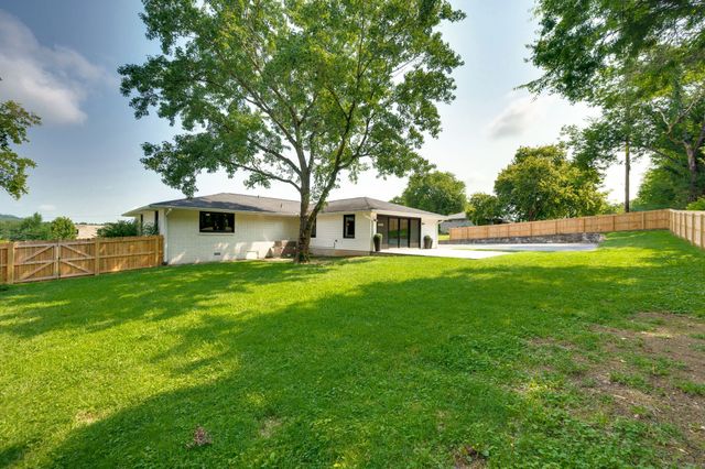 1205 Saint Marys Ln, Nashville, TN 37218