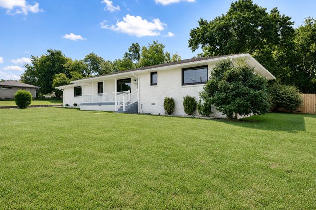 1205 Saint Marys Ln, Nashville, TN 37218