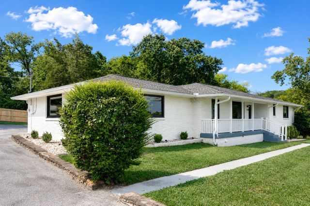 1205 Saint Marys Ln, Nashville, TN 37218