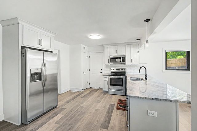 1205 Saint Marys Ln, Nashville, TN 37218