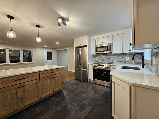 116 Louise Drive, Tiverton, RI 02878