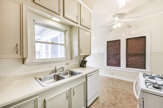 2242 Houston Avenue, Pearland, TX 77581