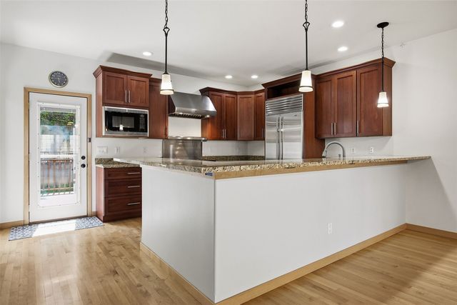 235 Holiday Rd 3, Coralville, IA 52241