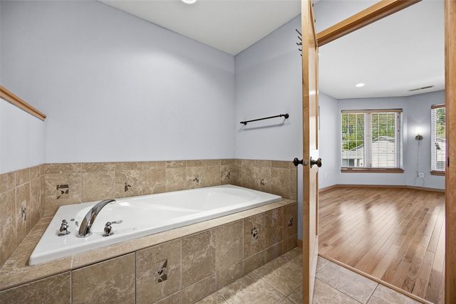 235 Holiday Rd 3, Coralville, IA 52241