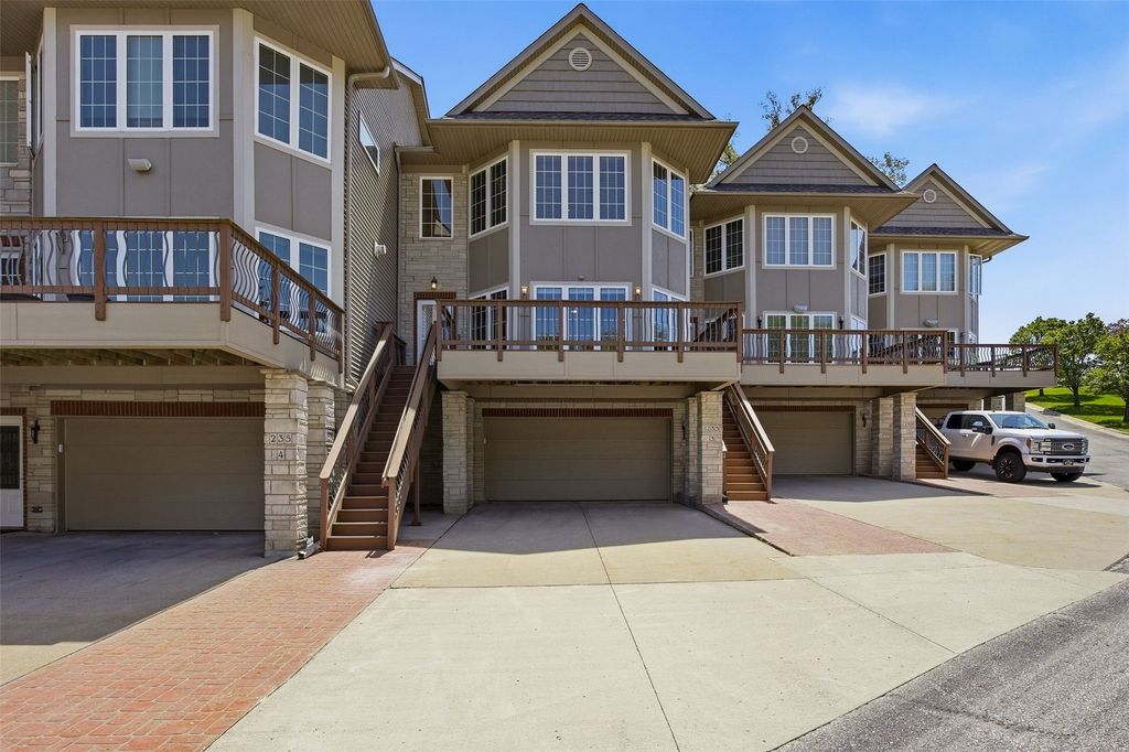 235 Holiday Rd 3, Coralville, IA 52241