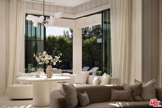 721 N Bonhill Road, Los Angeles, CA 90049