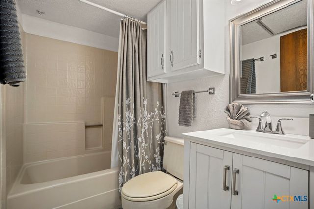 500 N Market Avenue 319 D, New Braunfels, TX 78130