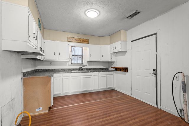 712 10th Street, Levelland, TX 79336