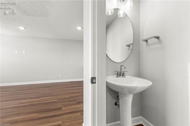 461 Harbor Lane, Lorain, OH 44052