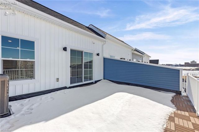 461 Harbor Lane, Lorain, OH 44052