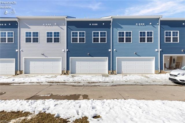 461 Harbor Lane, Lorain, OH 44052