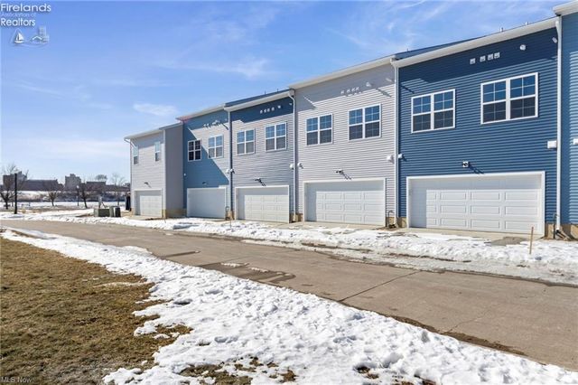 461 Harbor Lane, Lorain, OH 44052